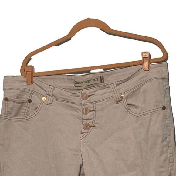 Levi's Beige Capris - Picture 2 of 11
